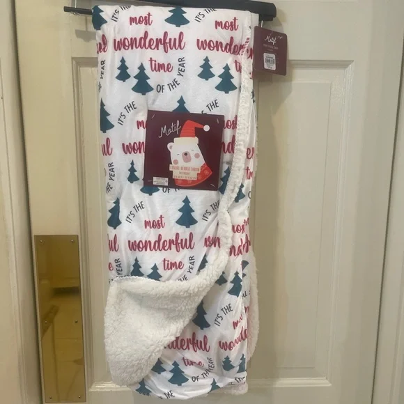 New w tags Holiday blanket - Picture 4 of 4